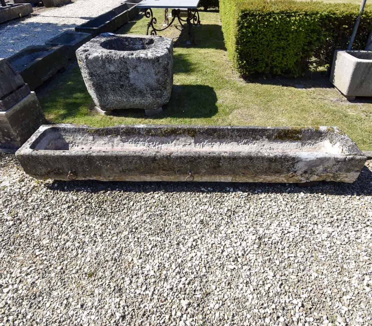 Natuurstenen-trog