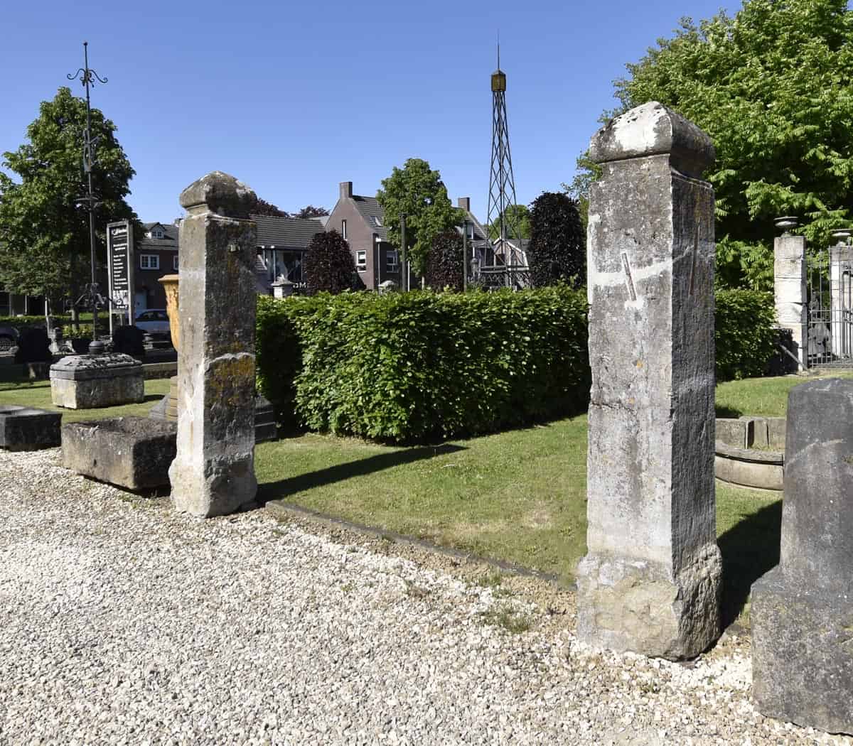 Set-natuurstenen-poortpalen