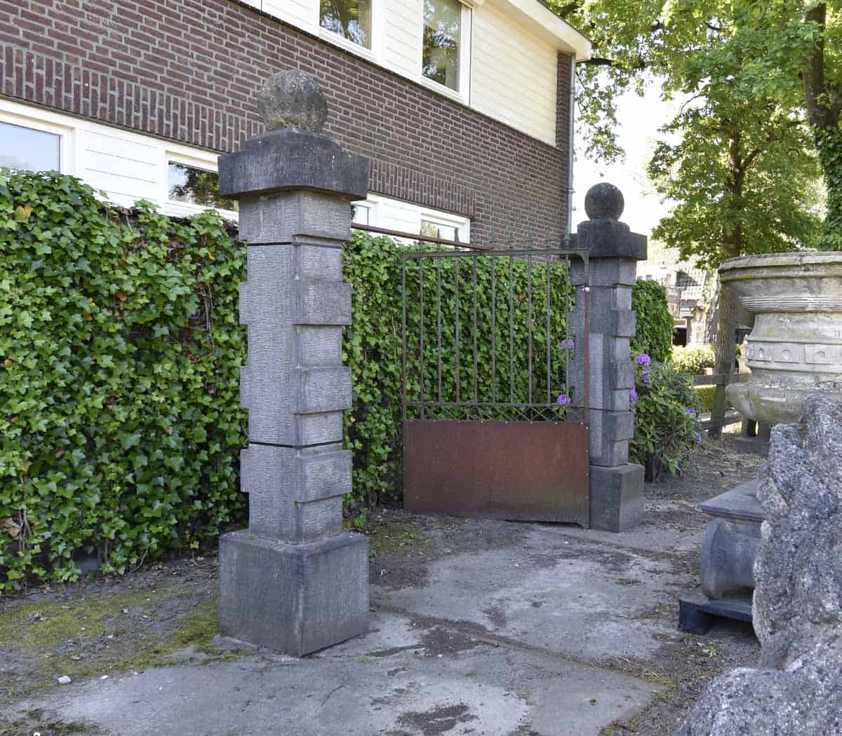 Set-van-2-hardstenen-poortpalen