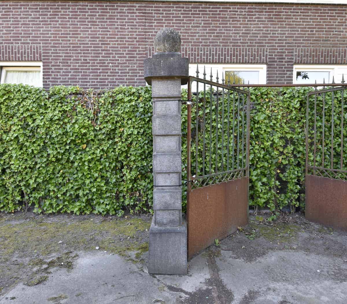 Set-van-2-hardstenen-poortpalen