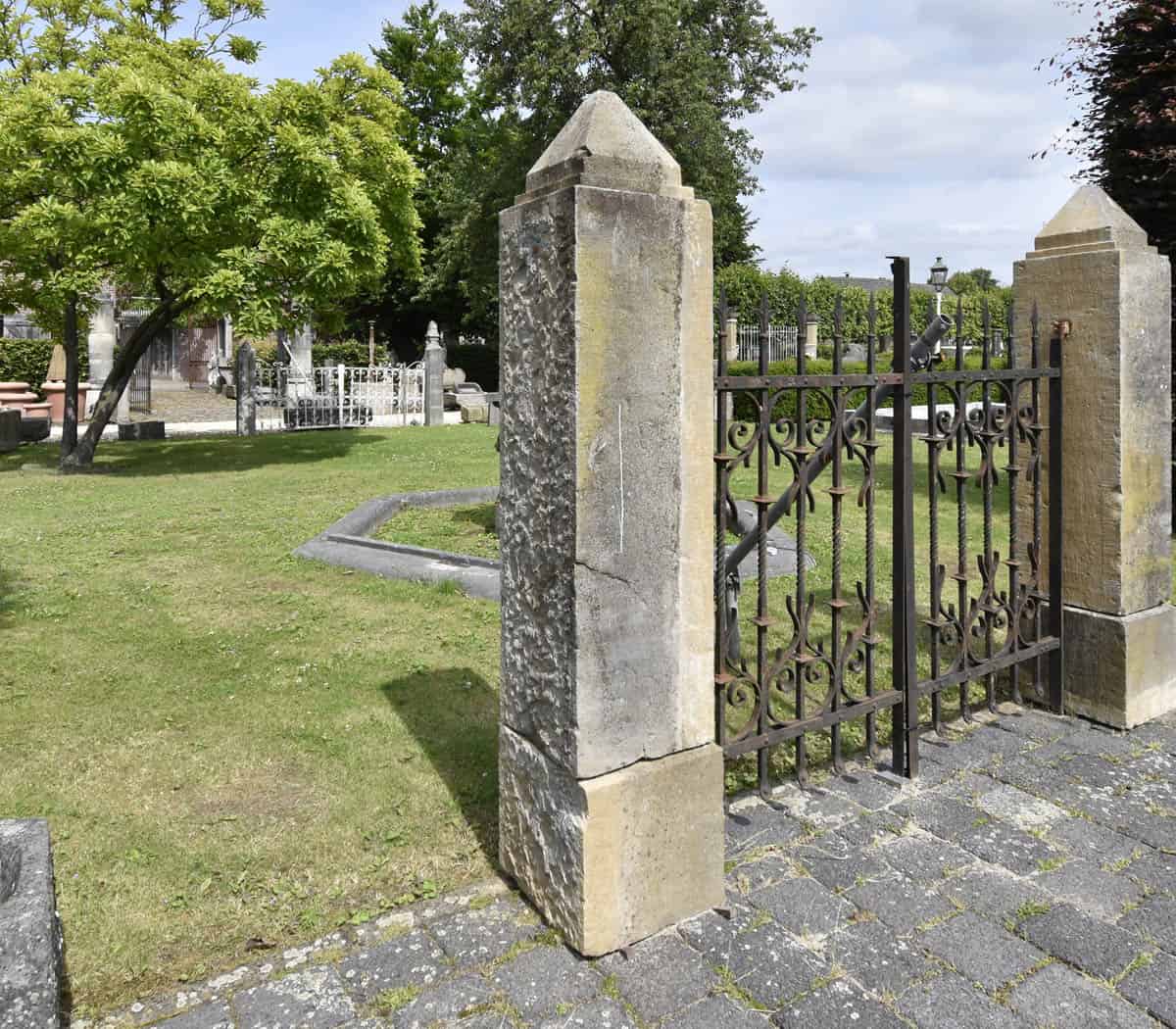 Zandstenen-poortpalen