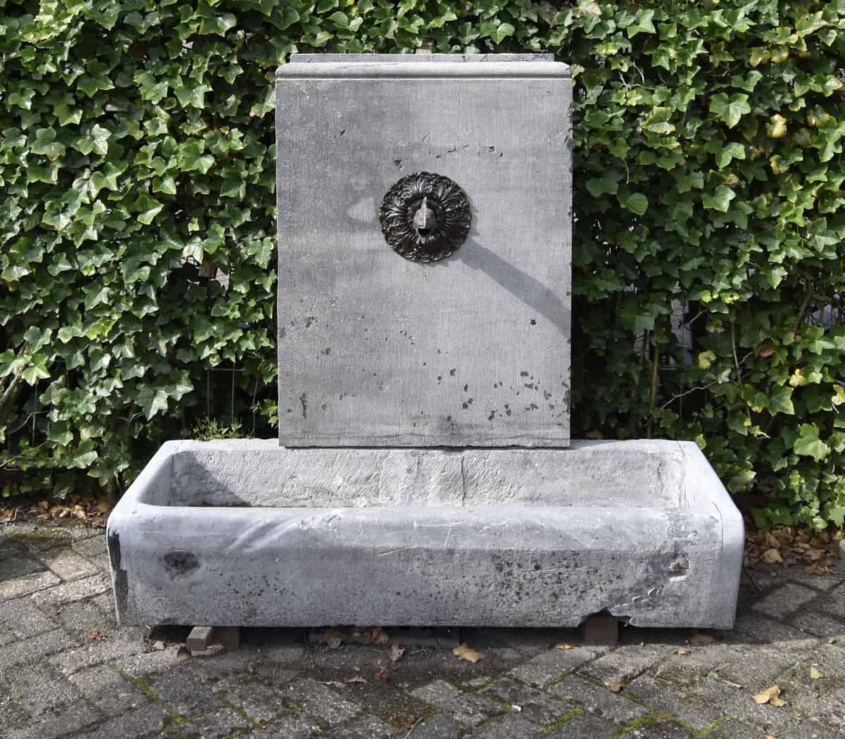Hardstenen-fontein-met-trog