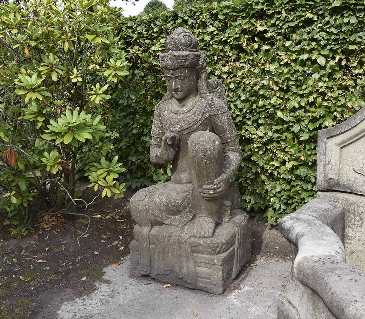 Lavastenen-Boeddha-beeld