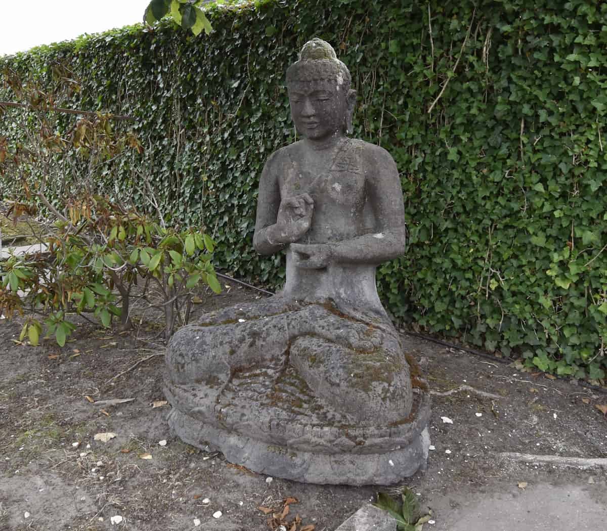 Lavastenen-boeddha-beeld