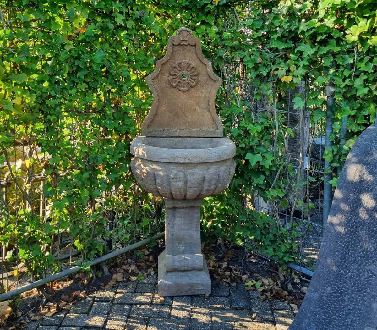 Natuurstenen-wandfontein