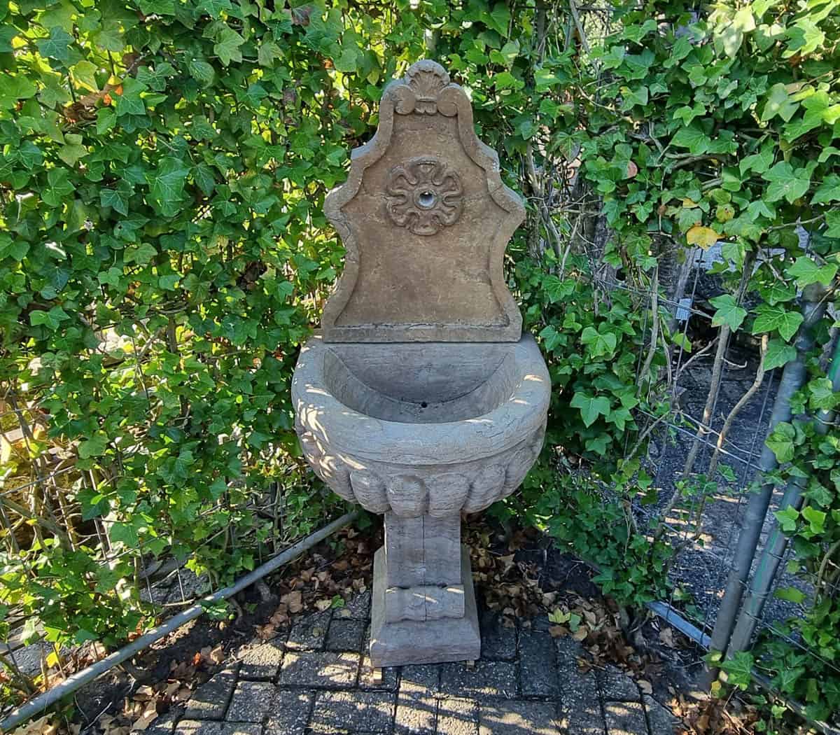 Natuurstenen-wandfontein