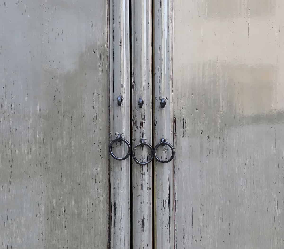 Houten-kast-met-2-deuren