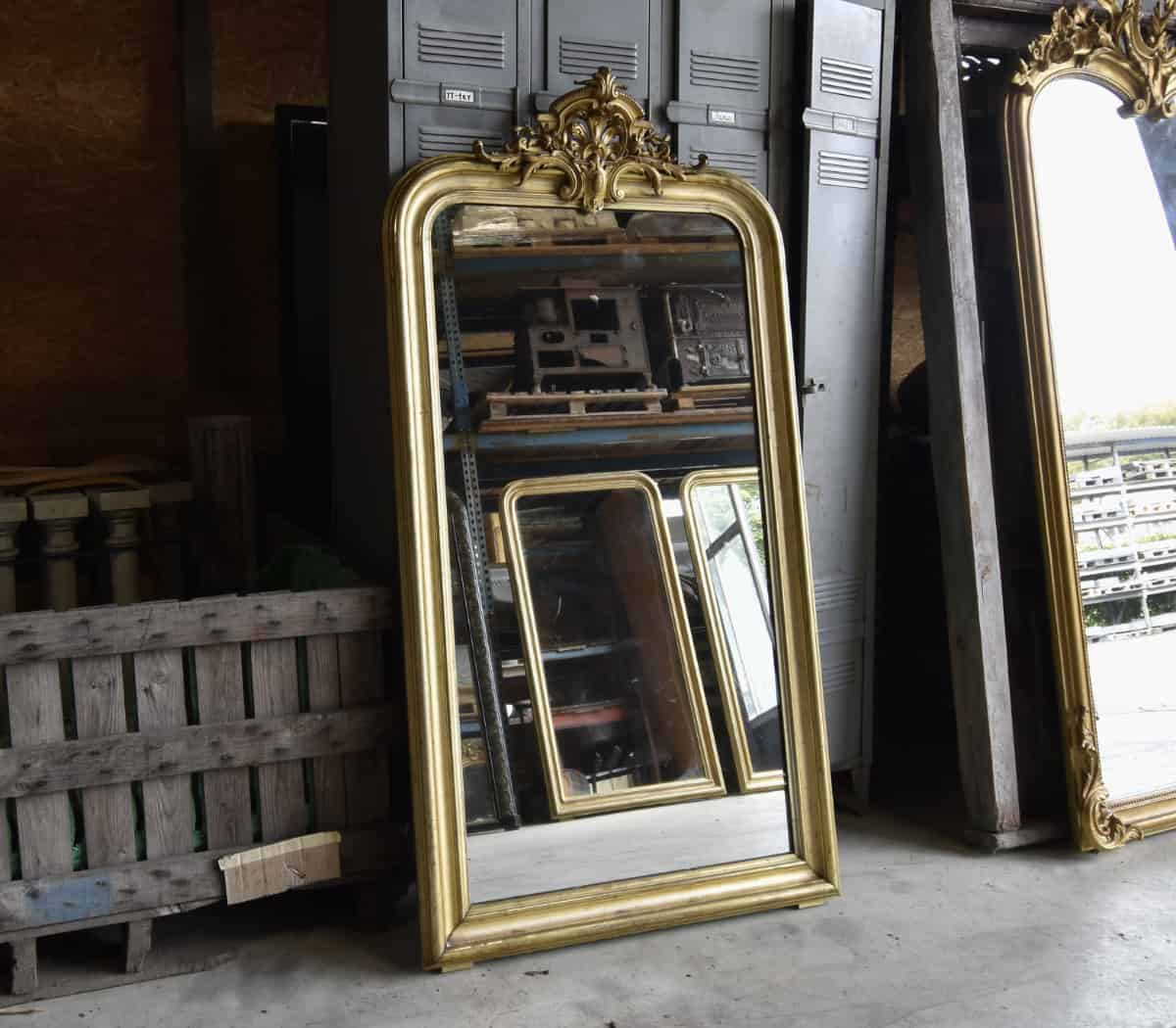 Antieke-spiegel-met-kuif