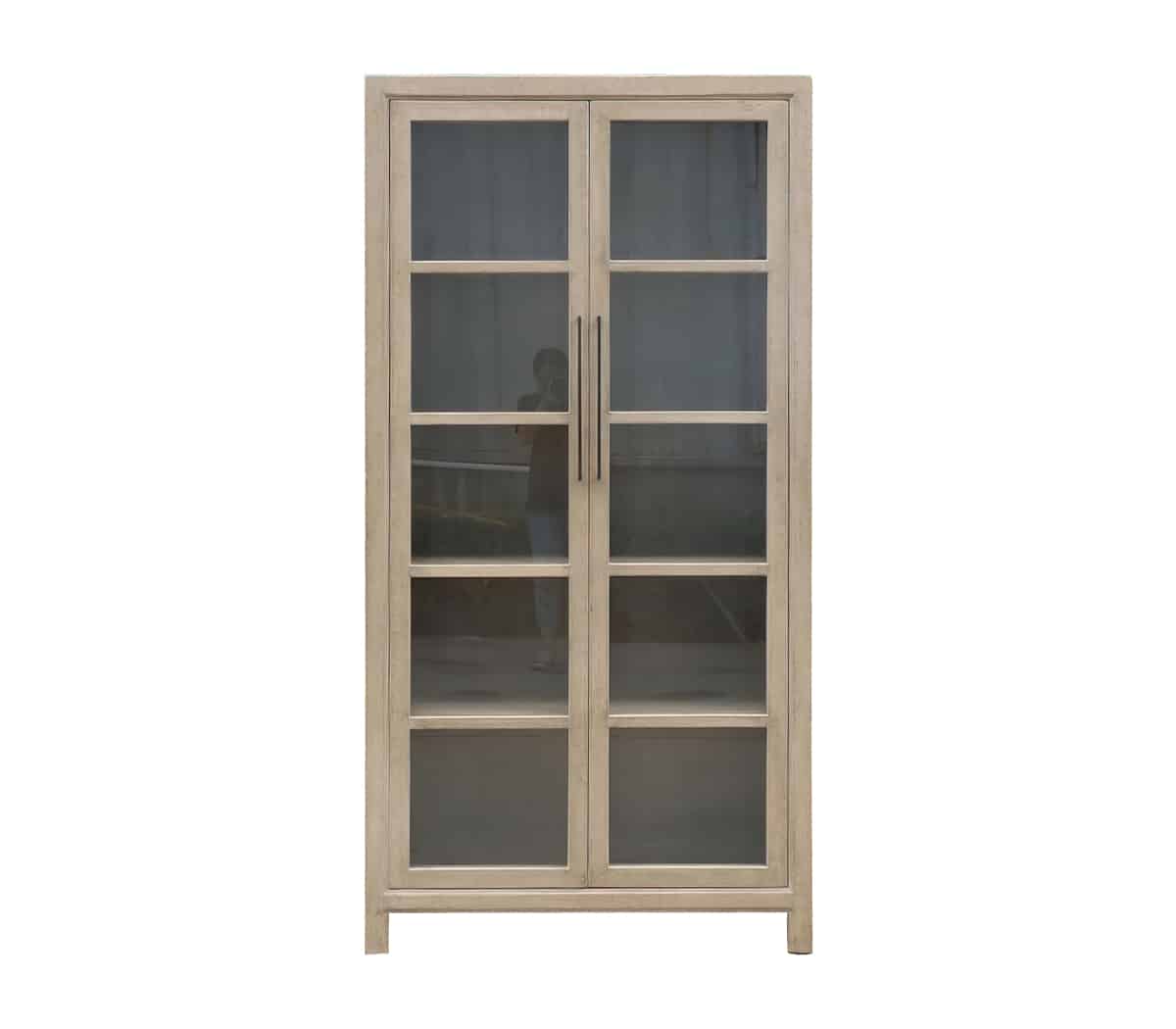 Houten-kast-met-deuren-met-glas