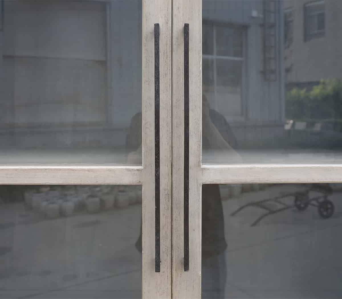 Houten-kast-met-deuren-met-glas