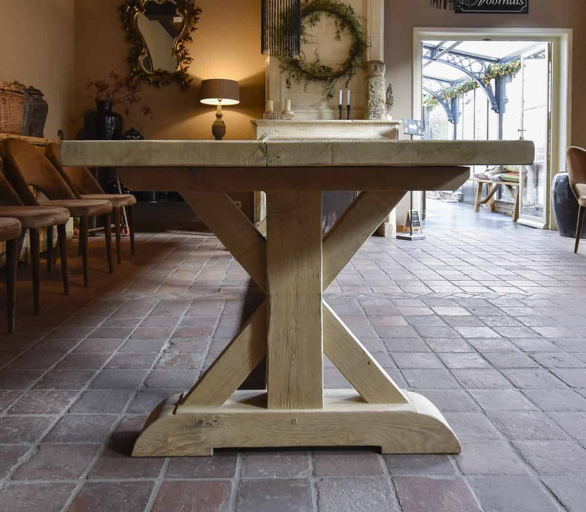 Eiken-kloostertafel-met-kruispoot