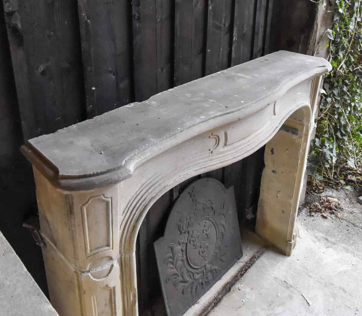 Zandstenen-voorzetschouw