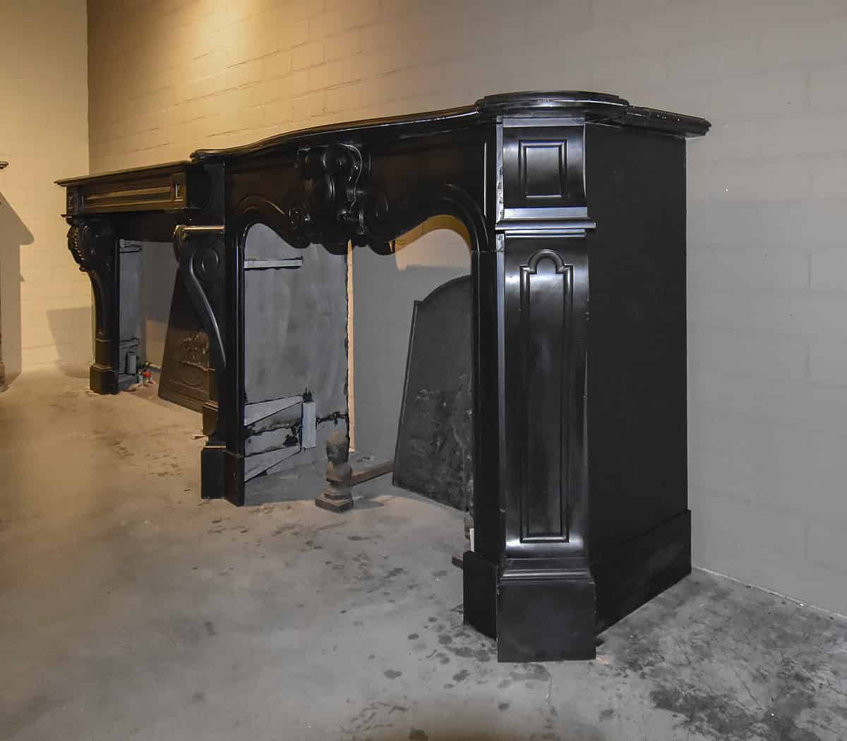 Zwart-marmeren-Louis-XV-ombouwschouw