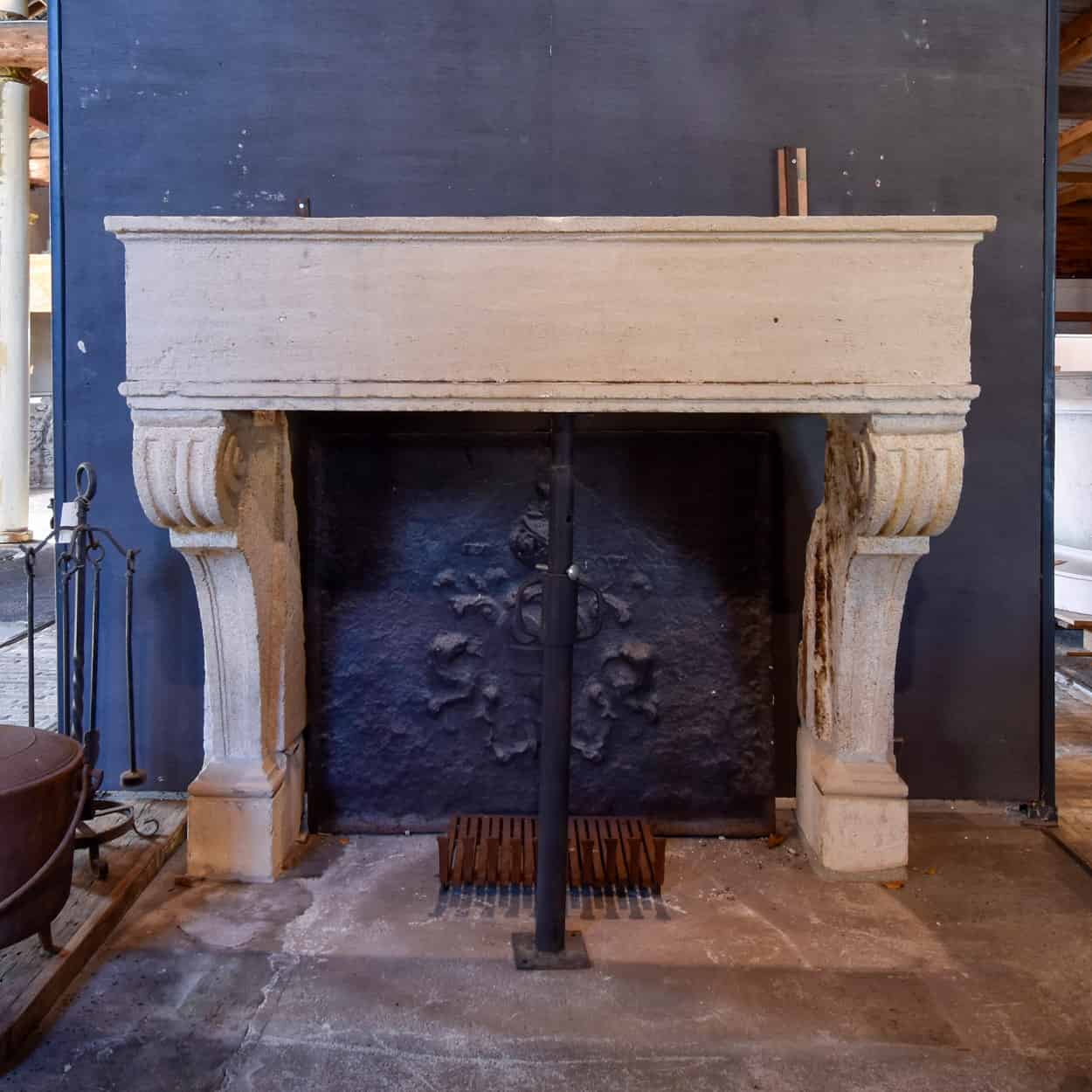 Antieke-zandstenen-ombouwschouw