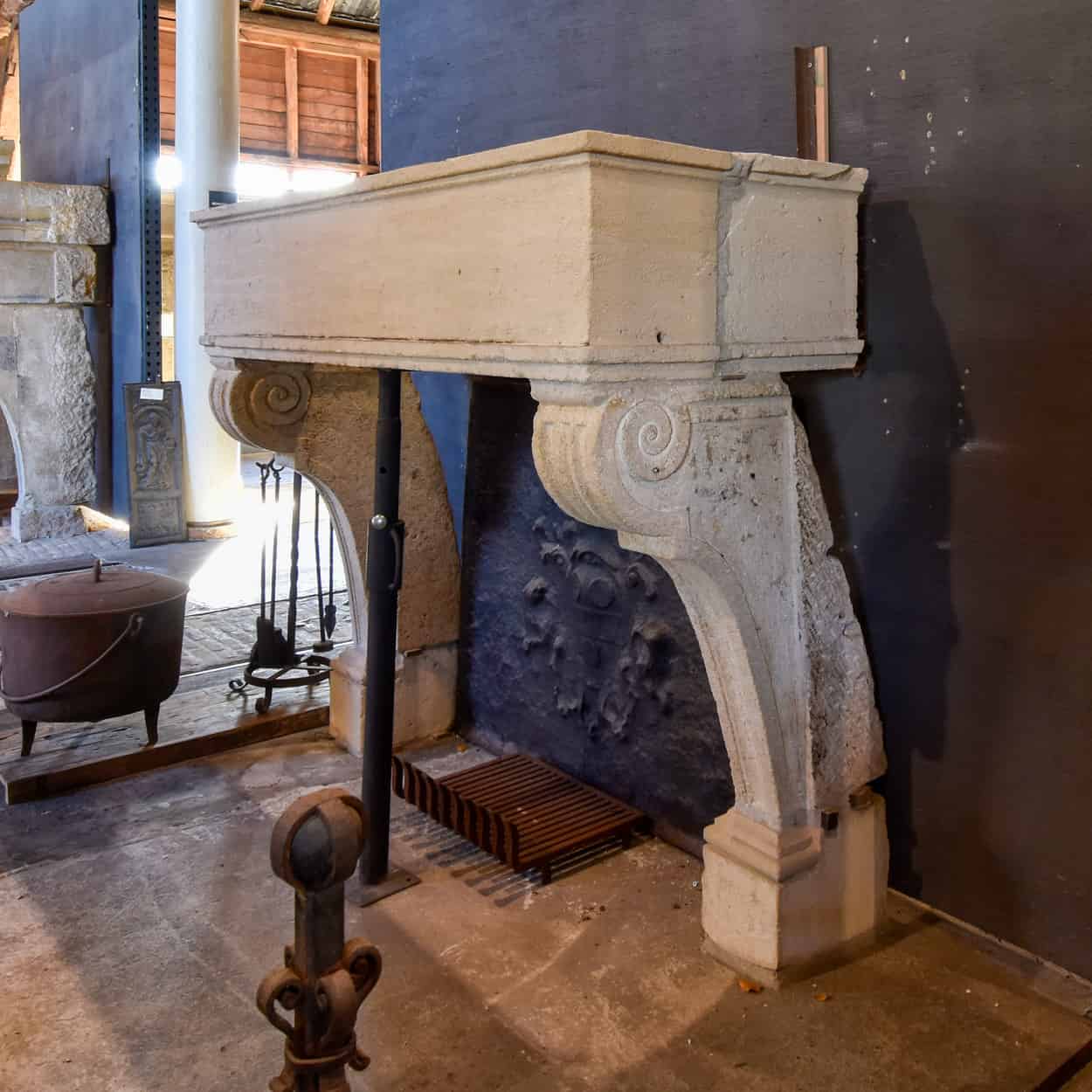 Antieke-zandstenen-ombouwschouw