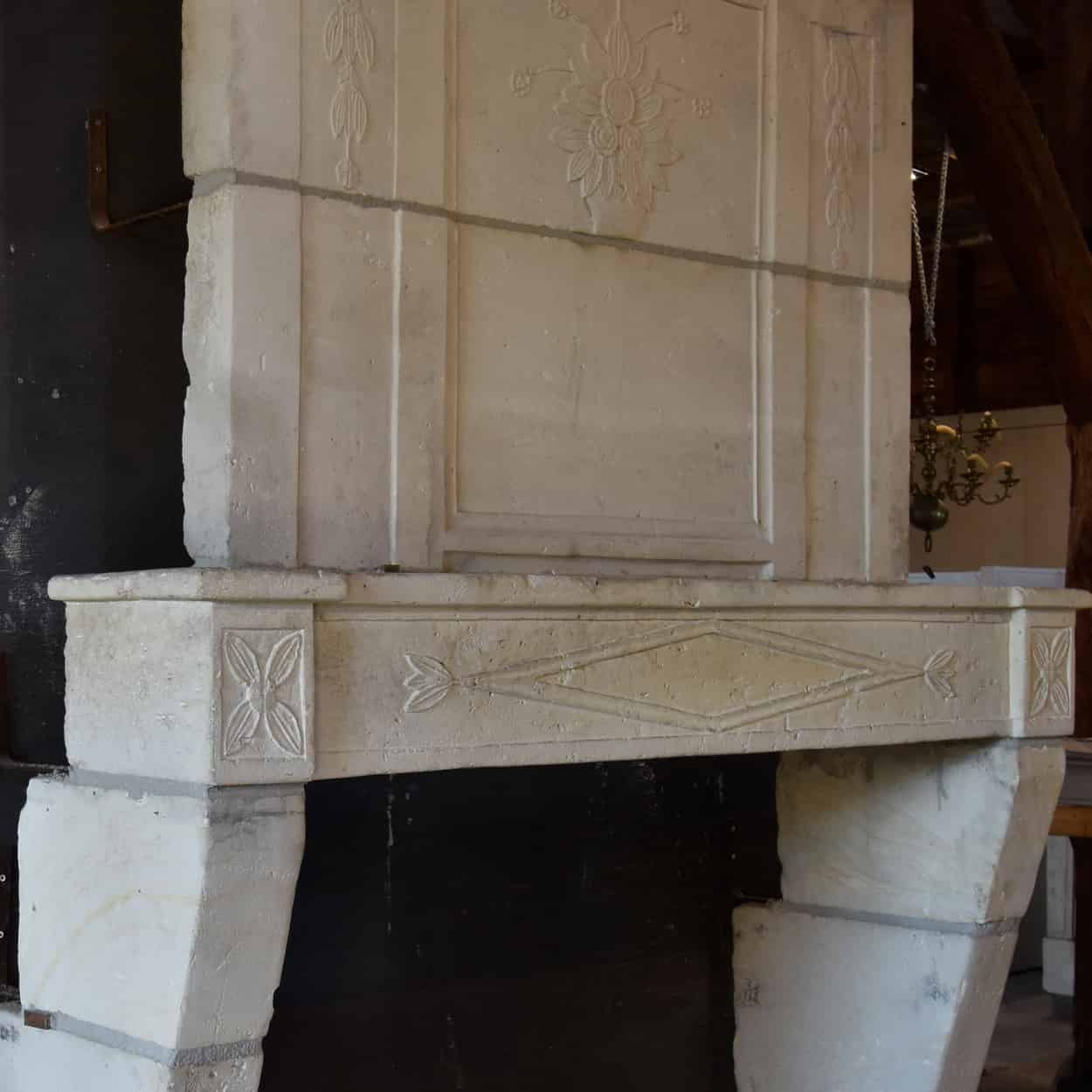 Zandstenen-schouw-met-trumeau