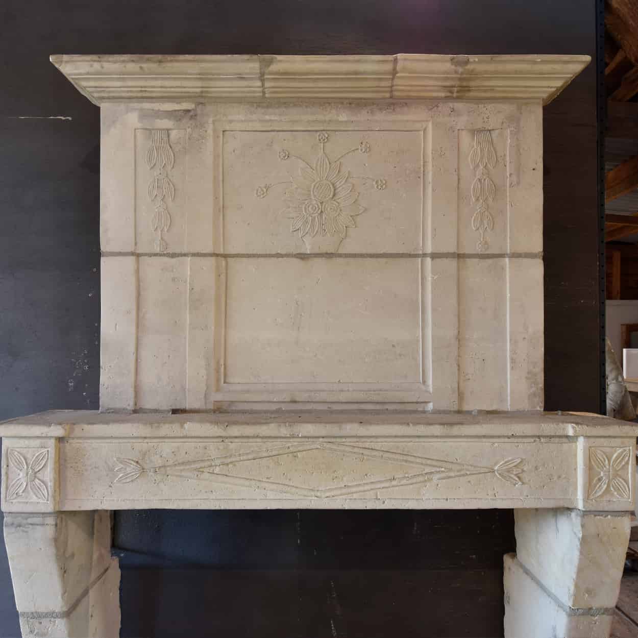 Zandstenen-schouw-met-trumeau