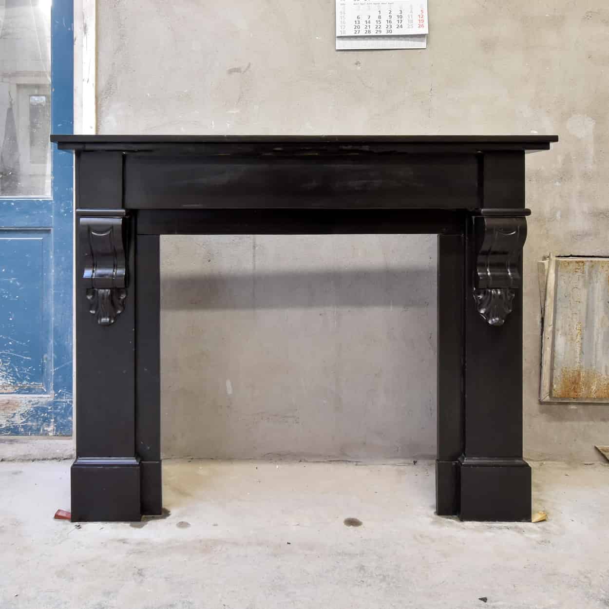 Zwart-marmeren-modillion-voorzetschouw