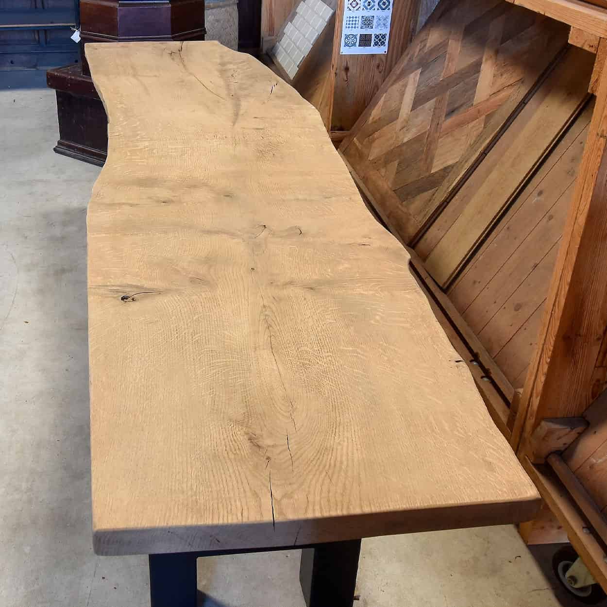 Boomstamtafel-met-ijzeren-onderstel