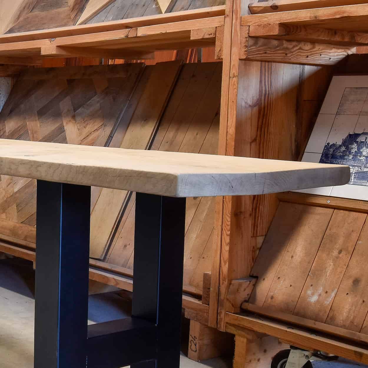 Boomstamtafel-met-ijzeren-onderstel