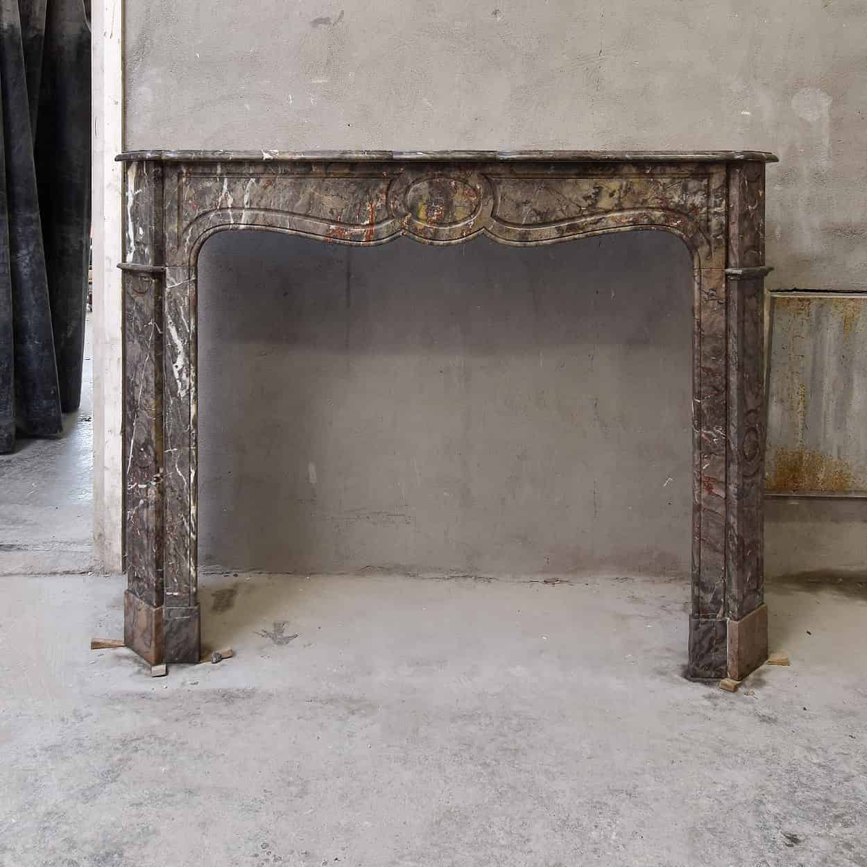 Marmeren-Pompadour-voorzetschouw