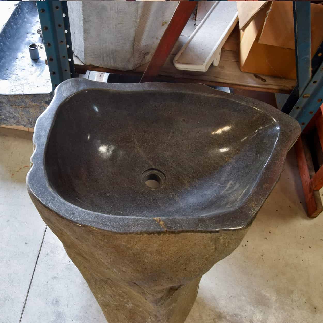 Vrijstaande-rivierstenen-wasbak