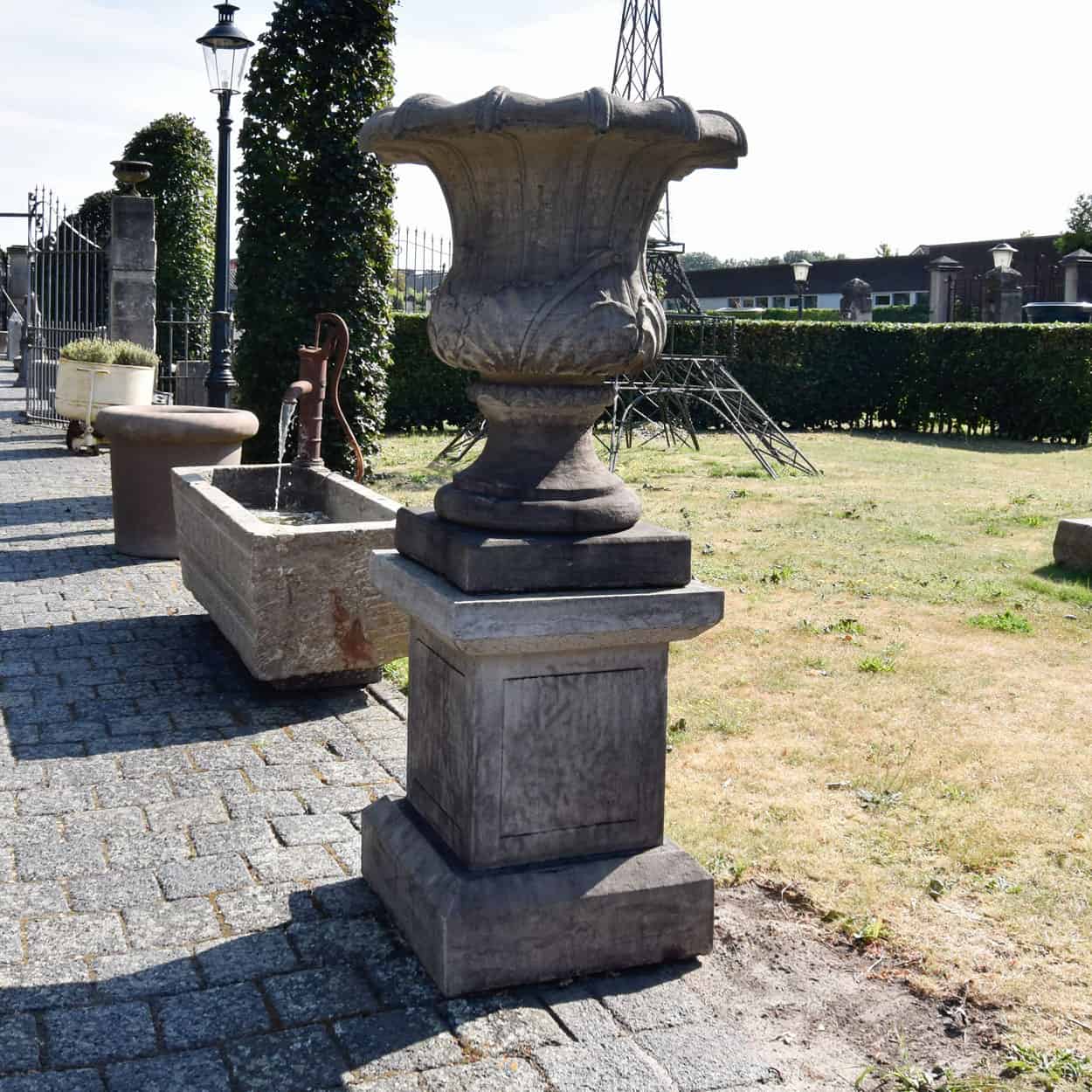 Set-van-2-stenen-vazen-op-sokkel