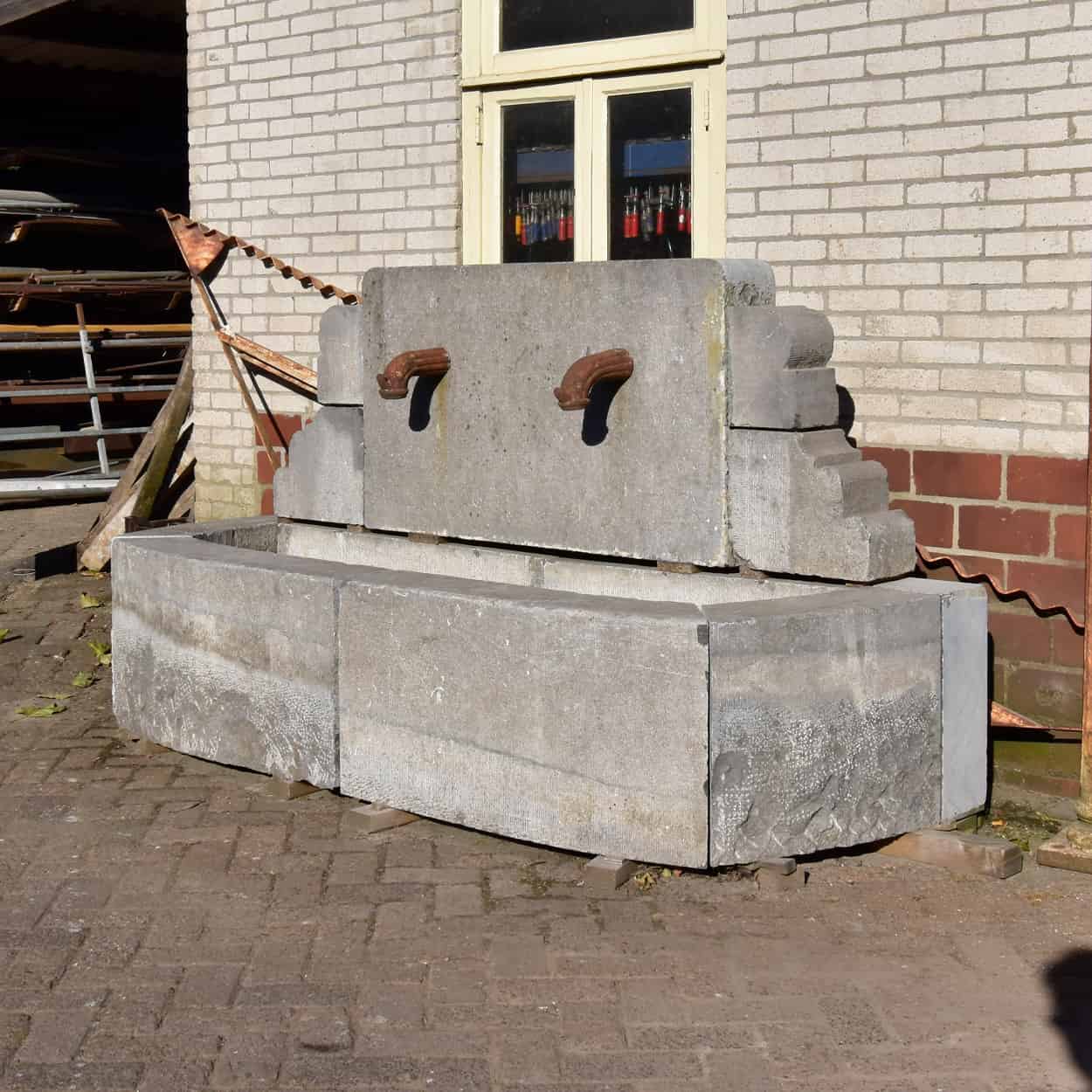 Natuurstenen-wandfontein