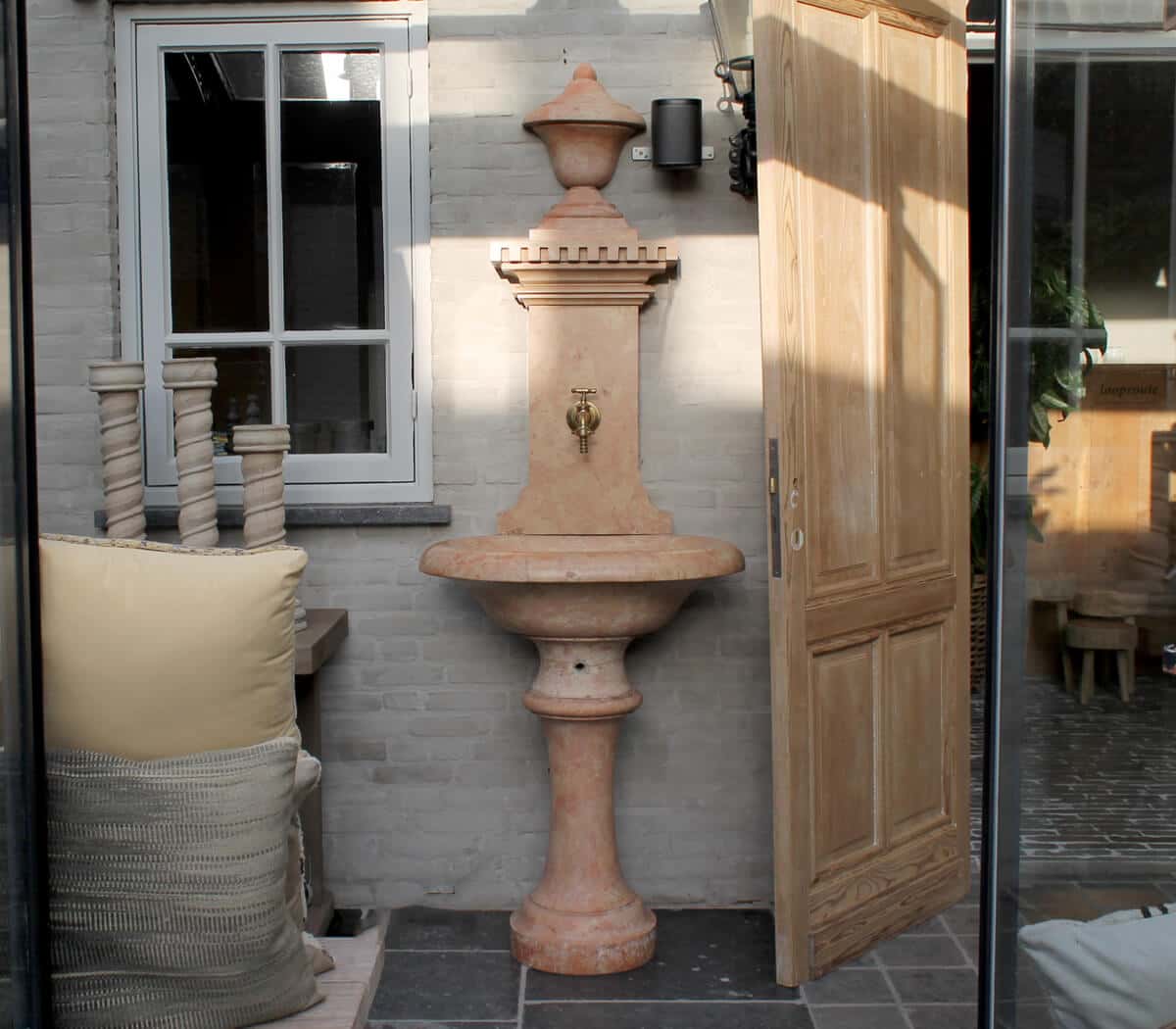 Antieke-marmeren-muurfontein