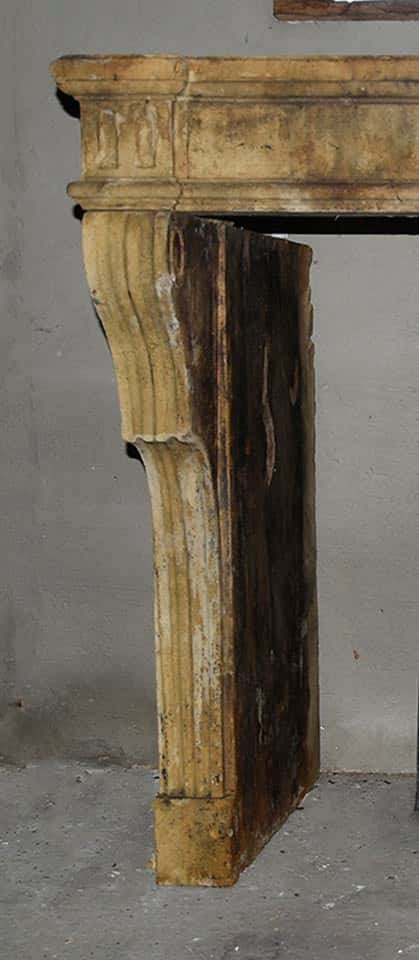 Antieke-zandstenen-voorzetschouw