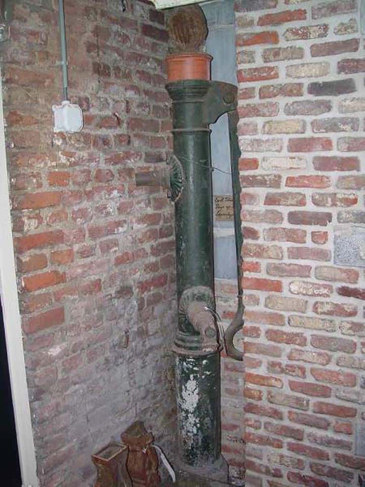 Oud-gietijzeren-pomp