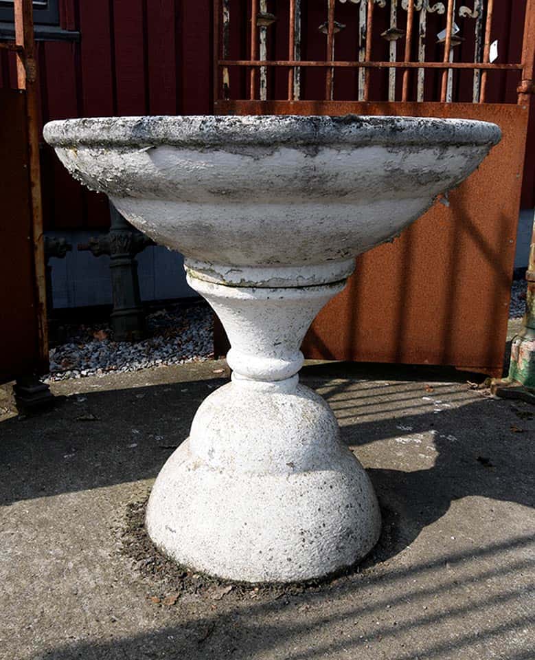 Stenen-schaal-op-sokkel