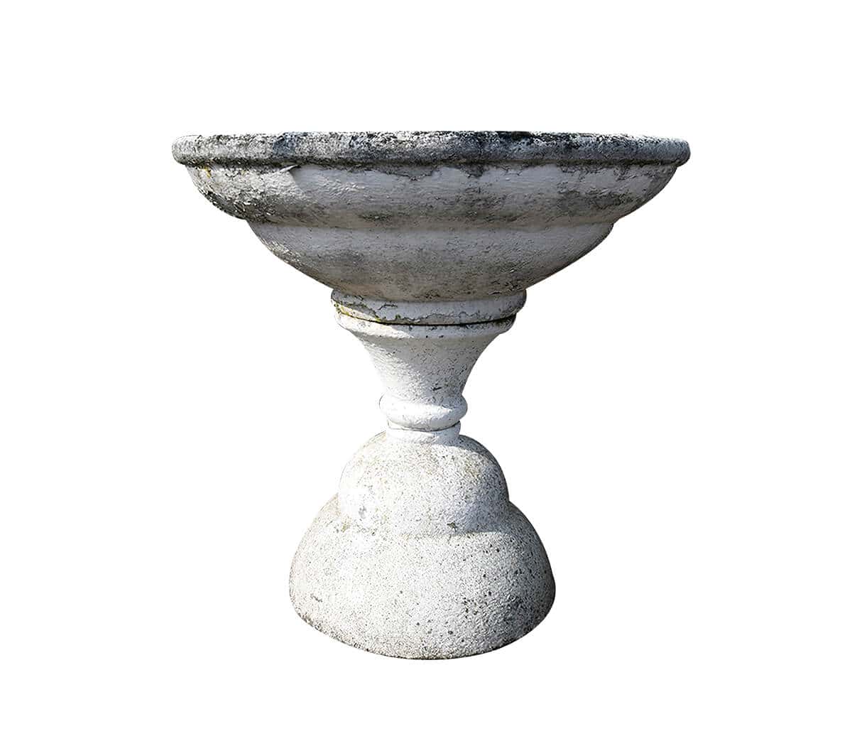 Stenen-schaal-op-sokkel