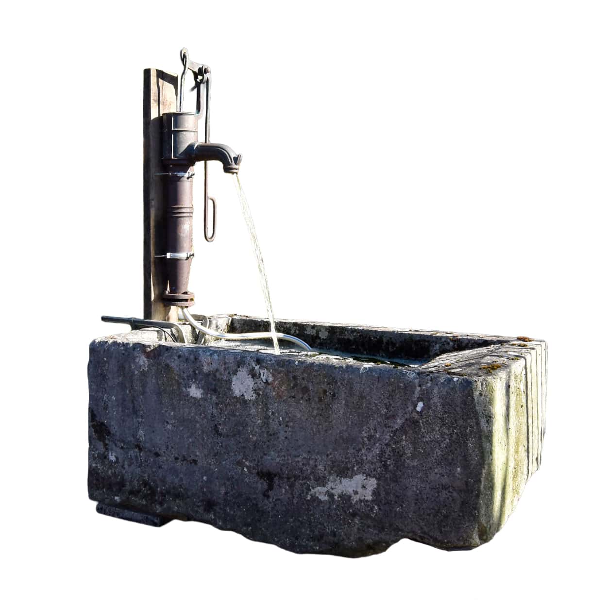 Wastrog-van-zandsteen-met-waterpomp