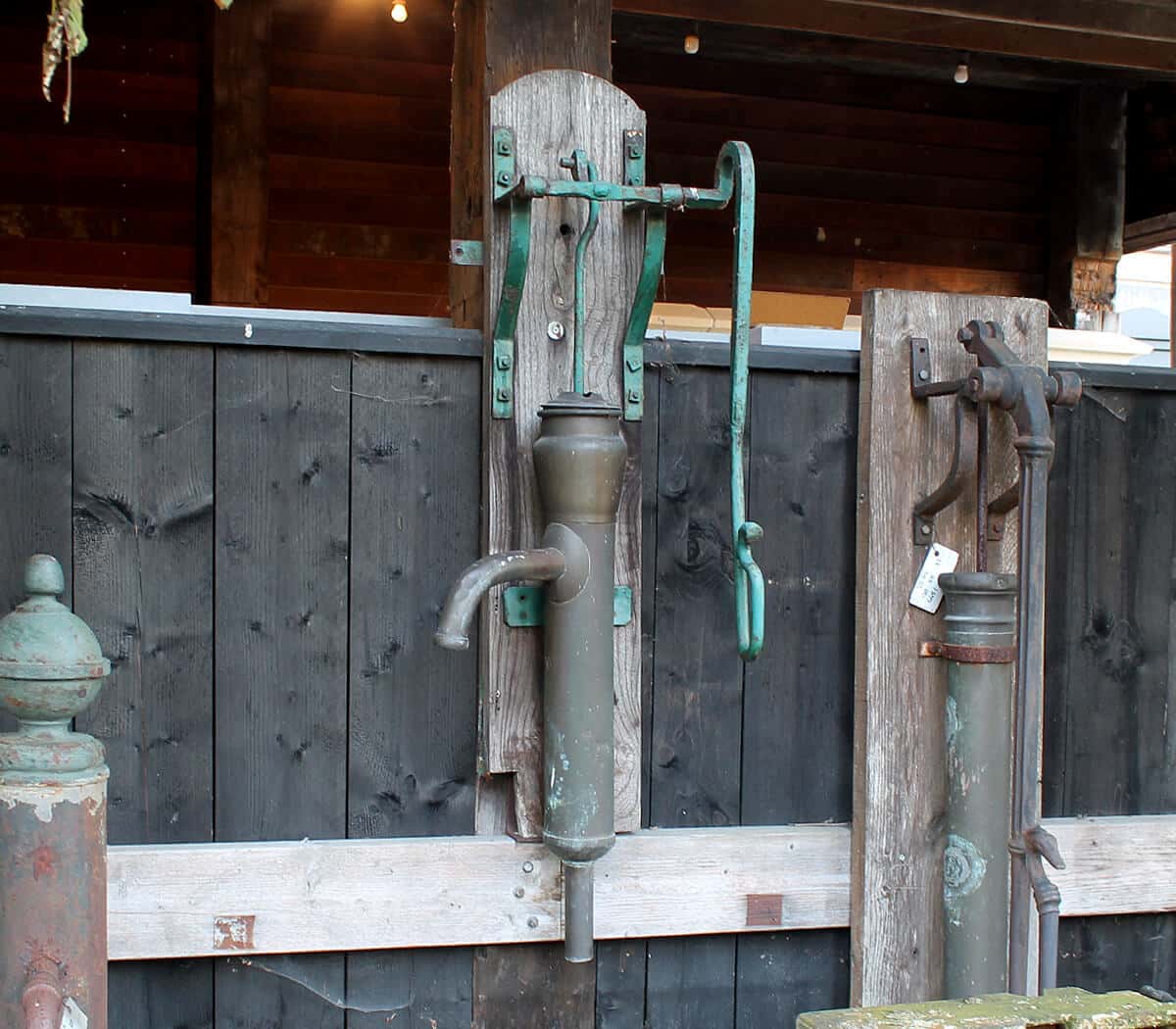 Antieke-koperen-pomp