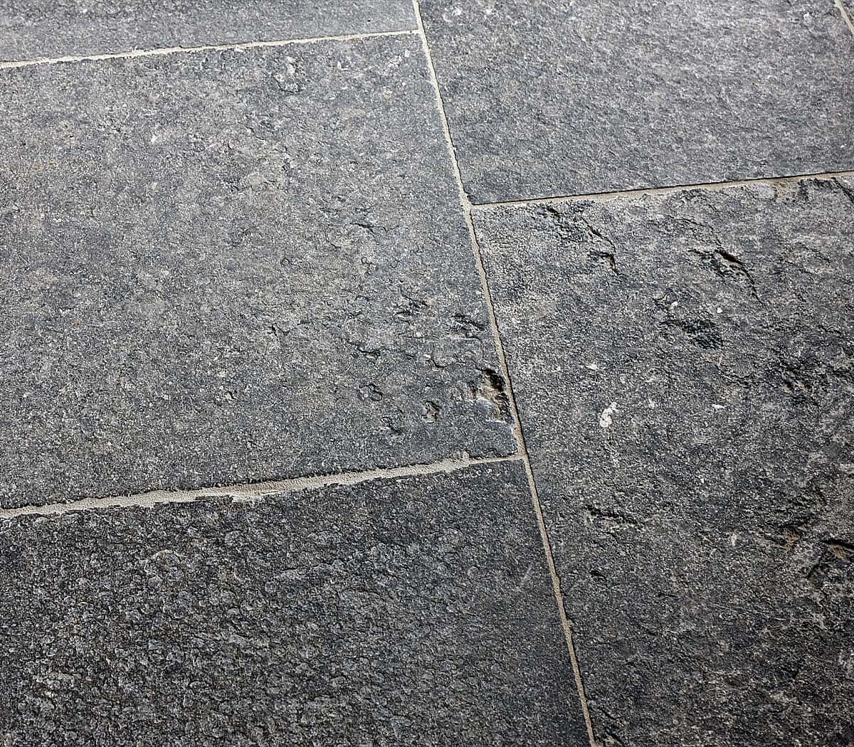 gebouchardeerd-belgisch-hardstenen-tegels