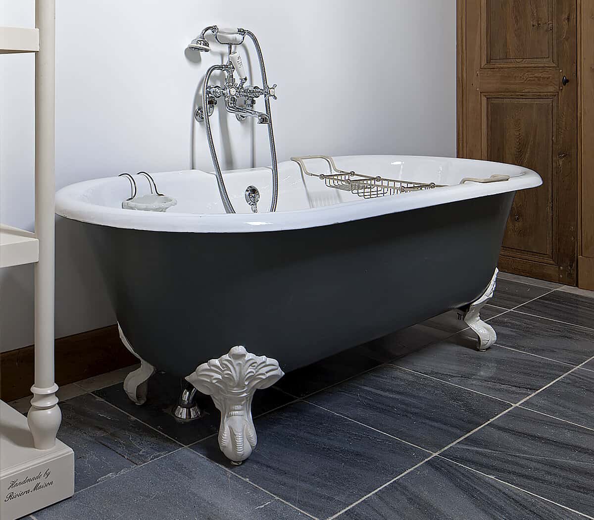 nostalgisch-gietijzer-bad-op-pootjes-bordeaux