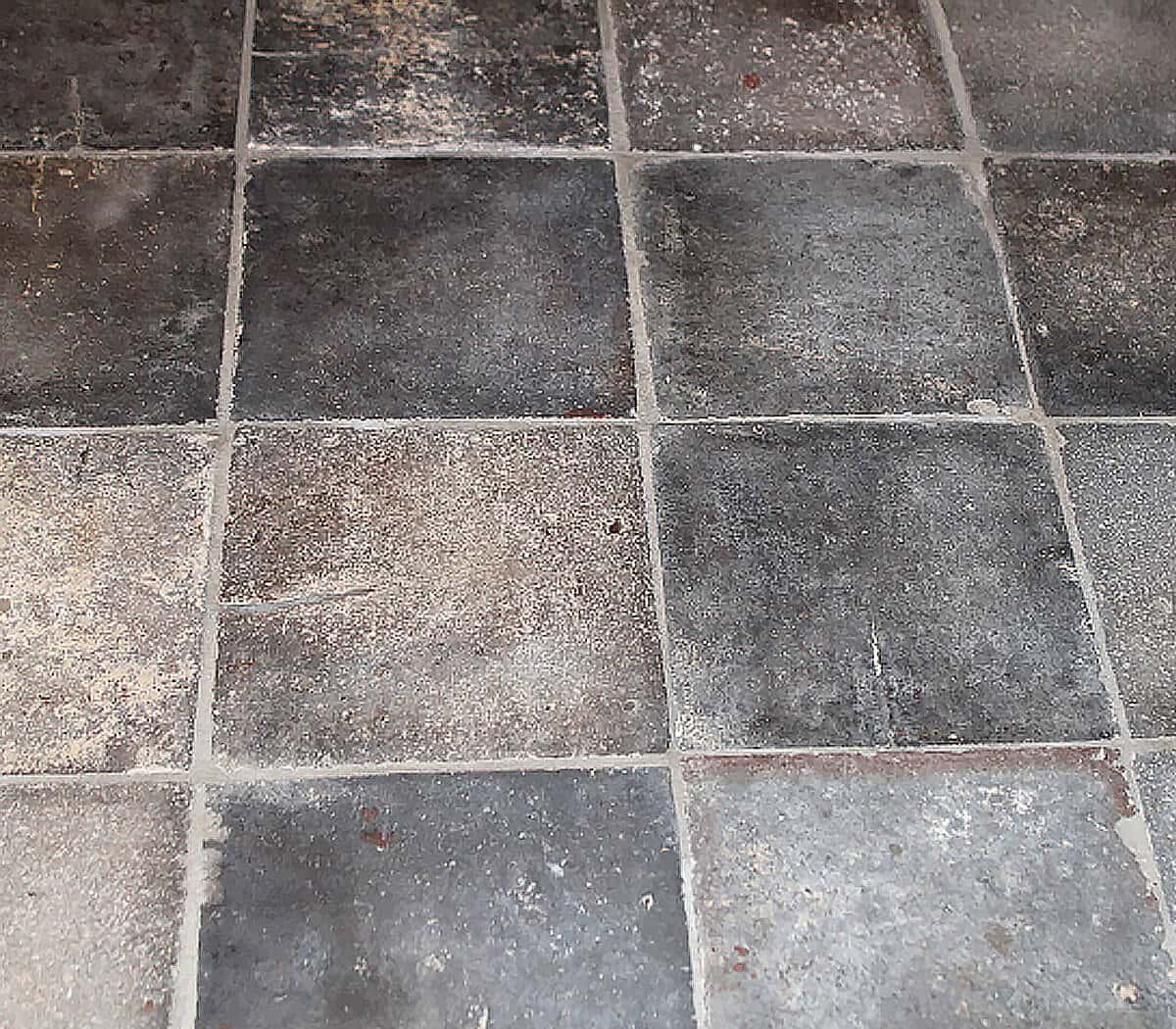 oude-gesmoorde-blauw-grijze-plavuizen