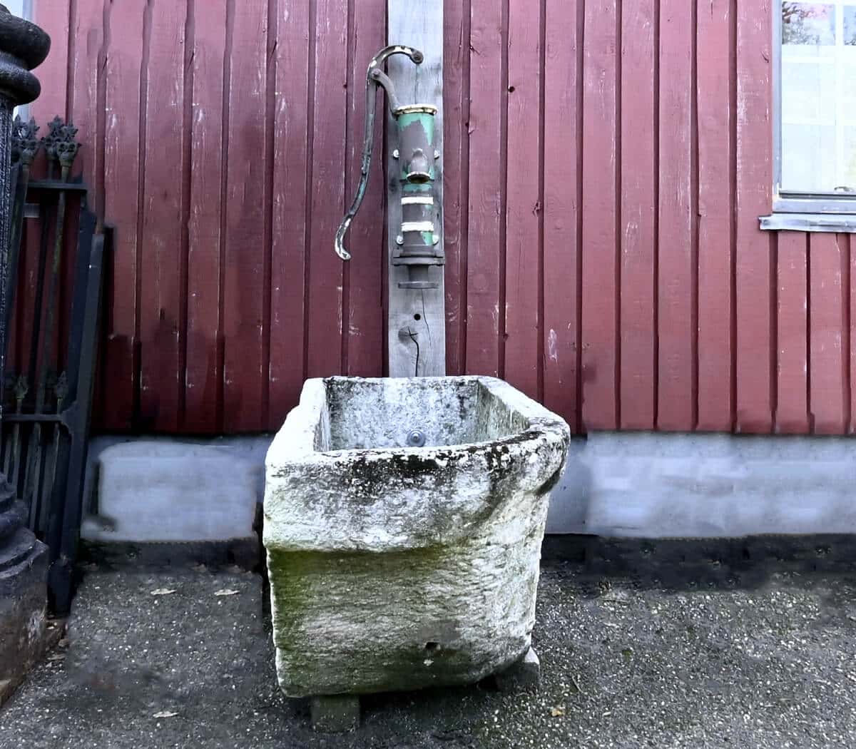 antieke-bak-met-pomp