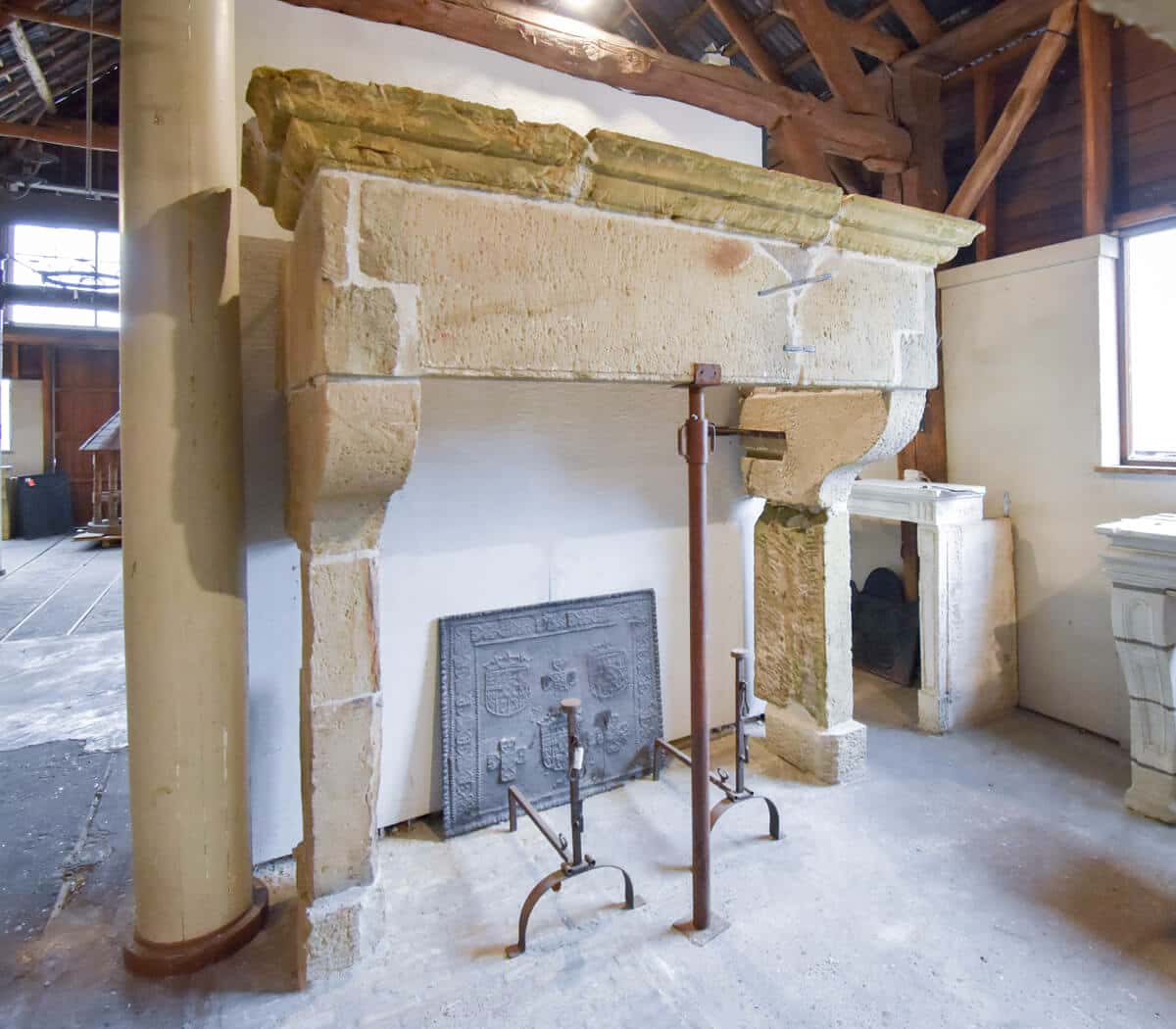 antieke-zandstenen-kasteelschouw