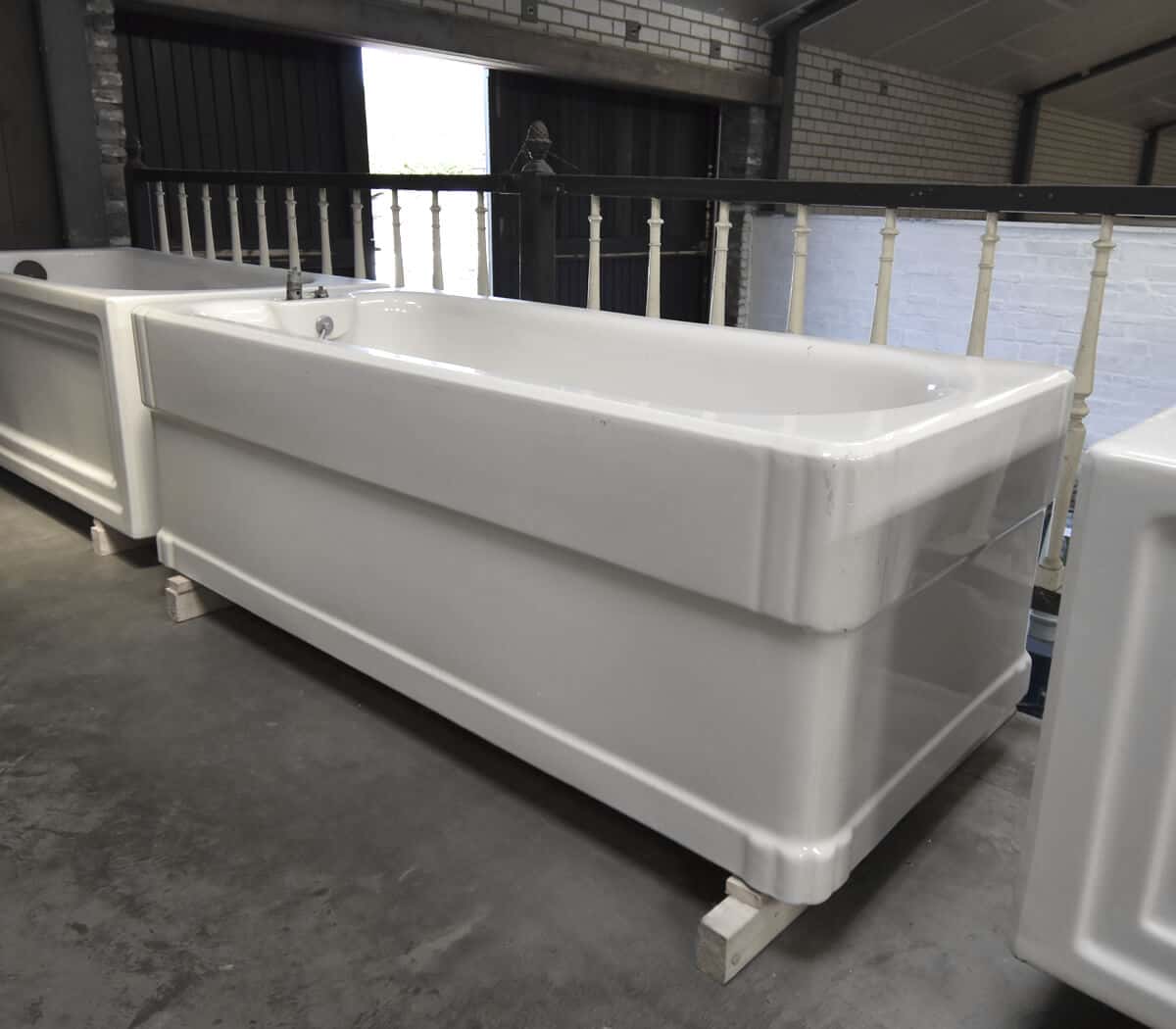 Oud-emaille-vrijstaand-bad