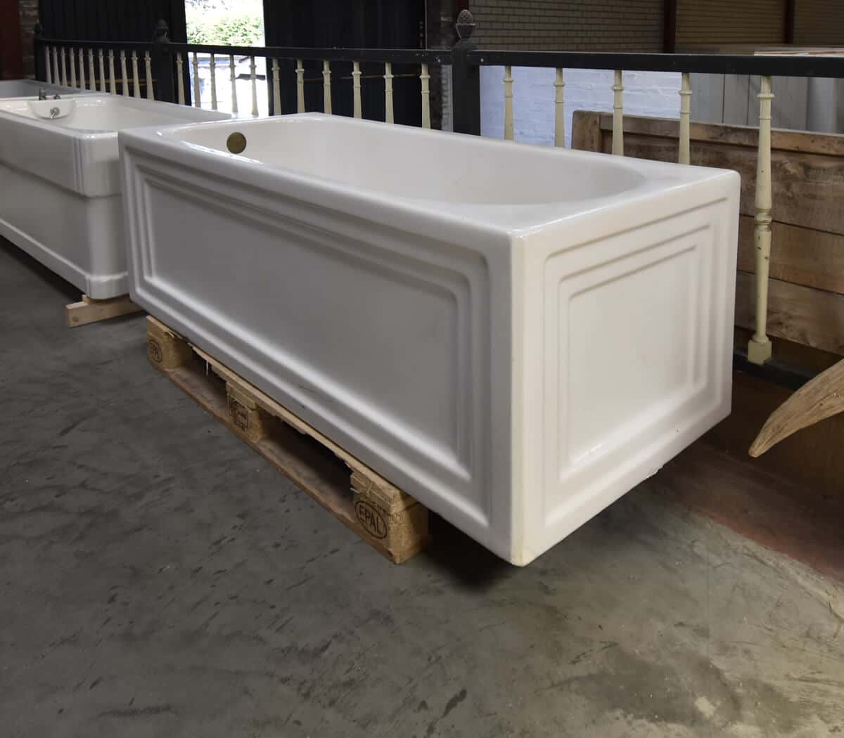 Oud-emaille-vrijstaand-bad