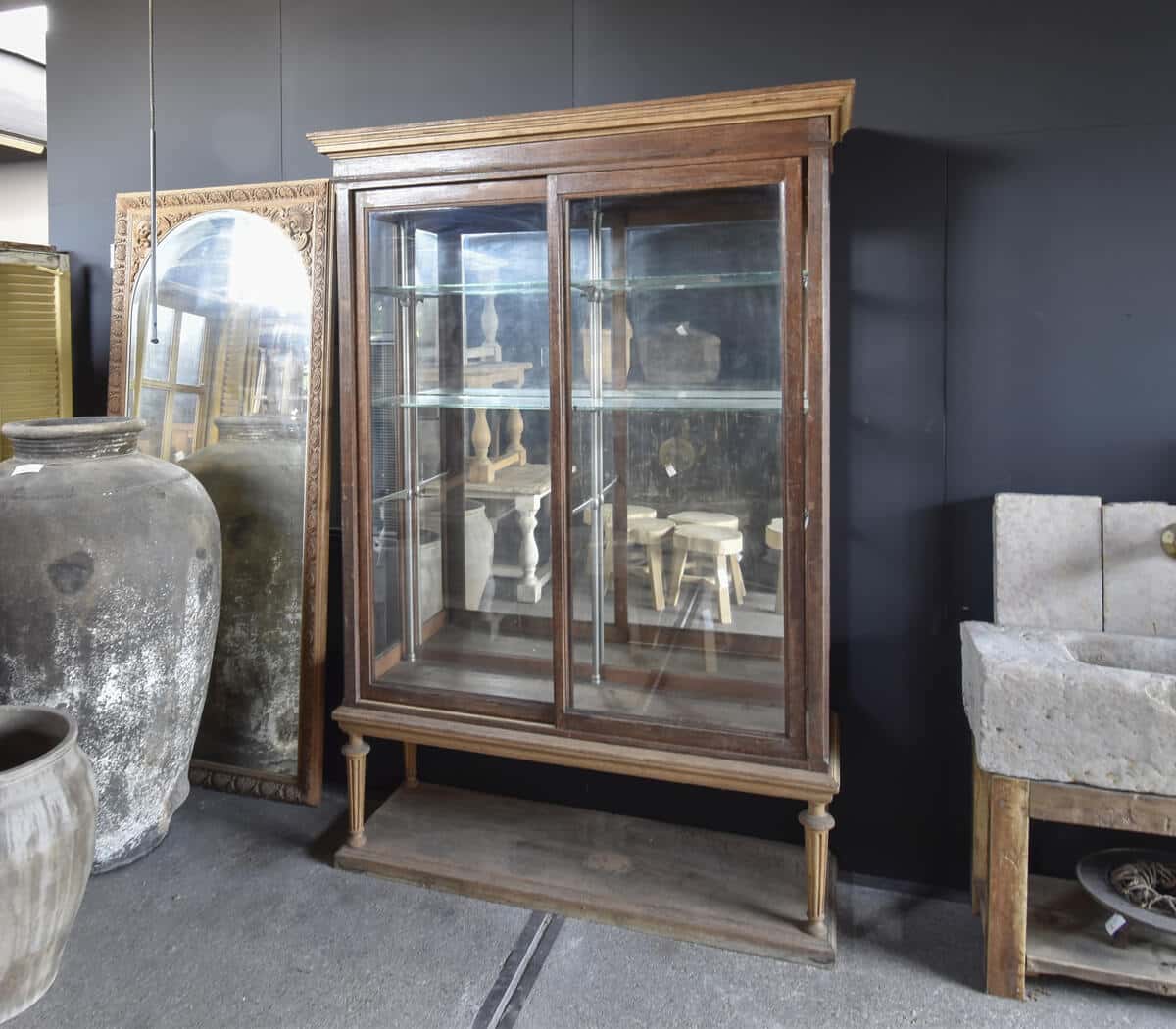 Antieke-vitrinekast