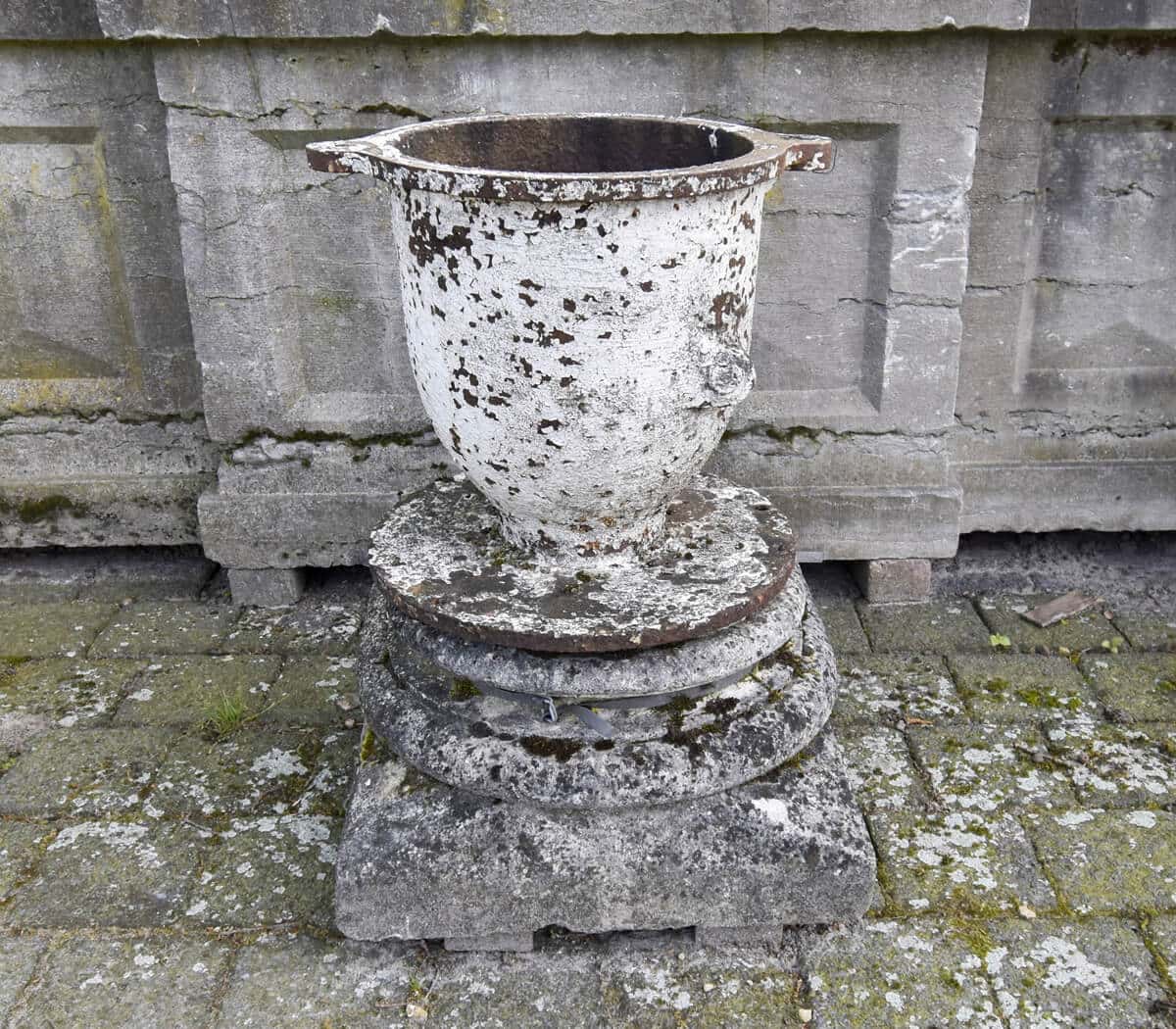 IJzeren-vaas-op-sokkel