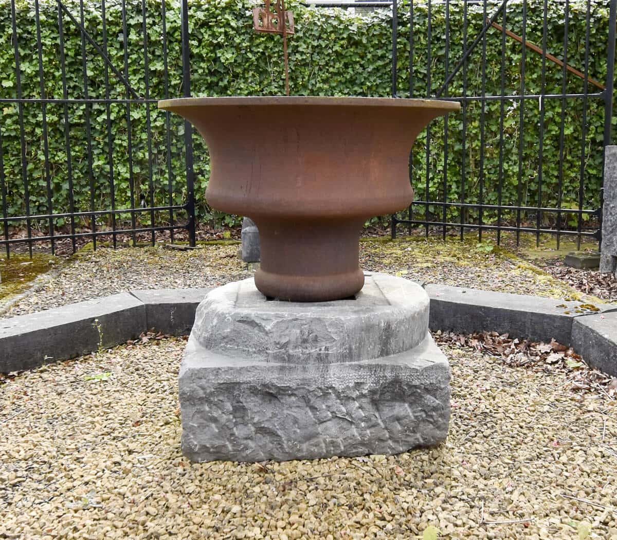 IJzeren-vaas-op-sokkel