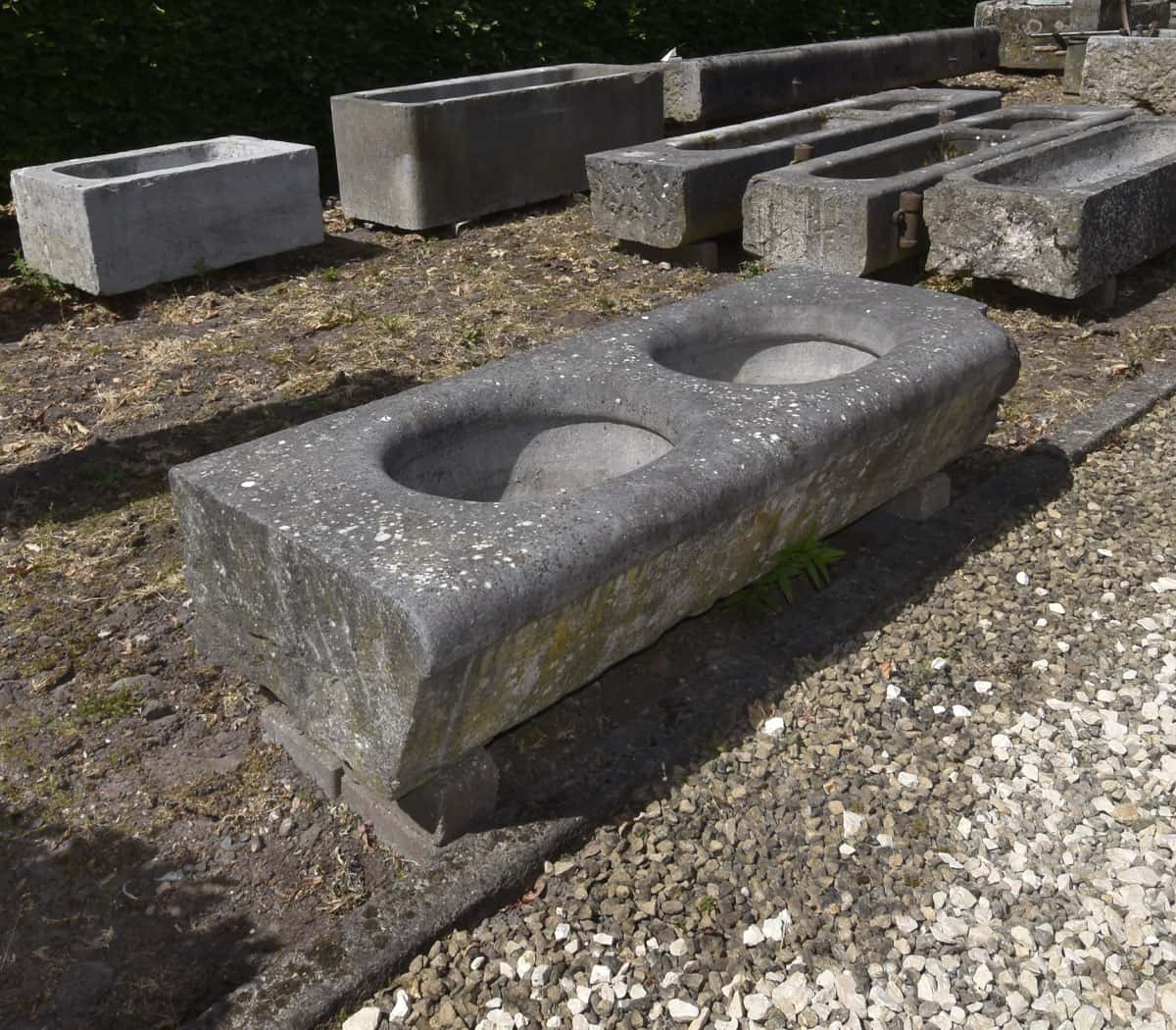 Hardstenen-dubbele-trog