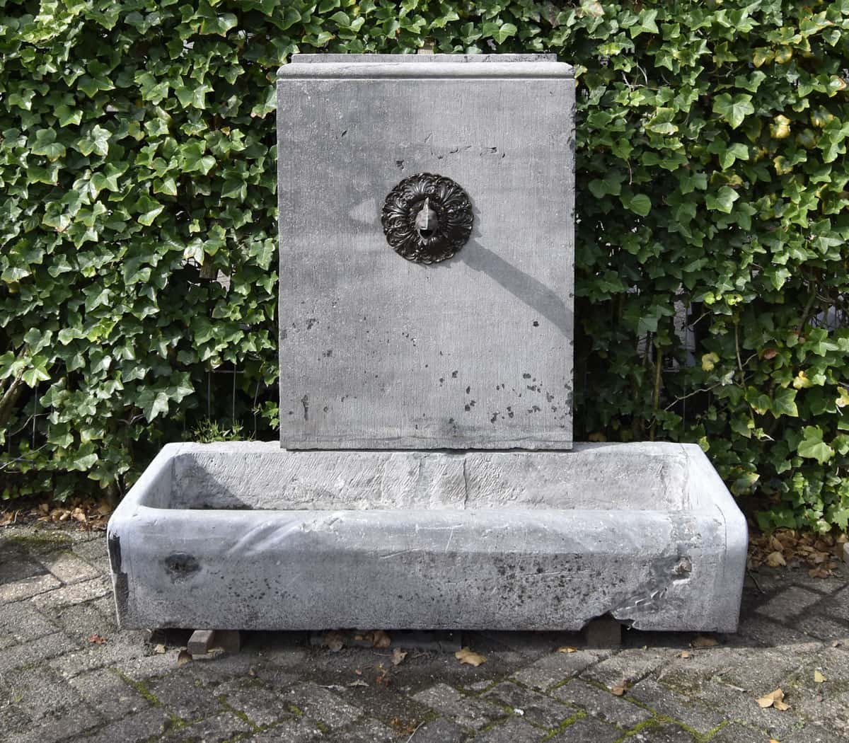 Hardstenen-fontein-met-trog
