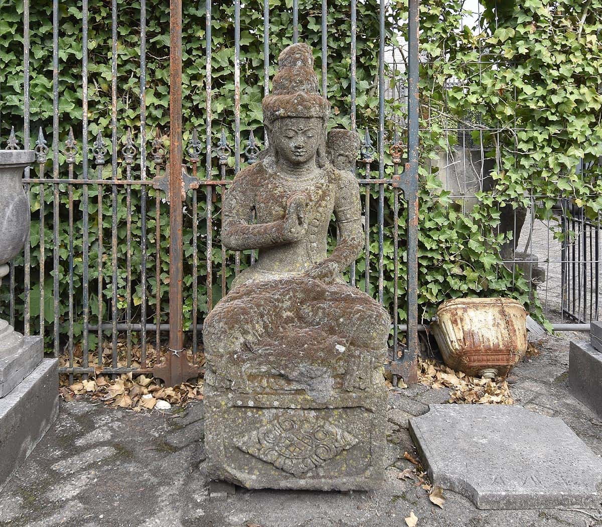 Lavastenen-Boeddha-beeld