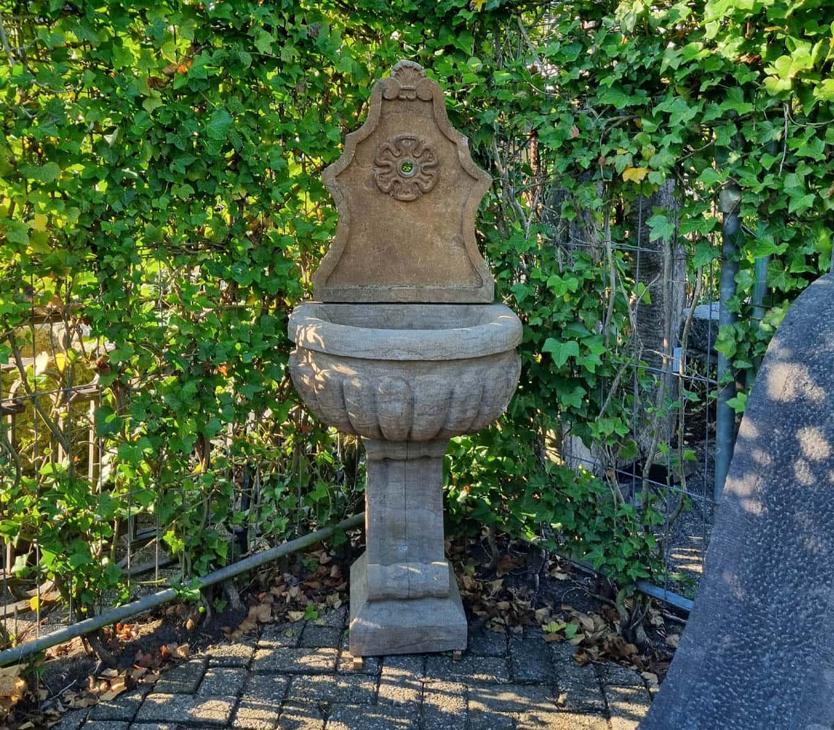 Natuurstenen-wandfontein