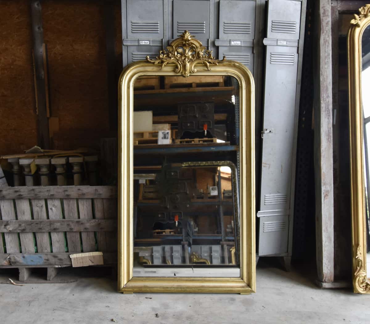 Antieke-spiegel-met-kuif